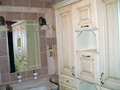 Fürdőszoba szekrény antikolt vanilia ajtókkal